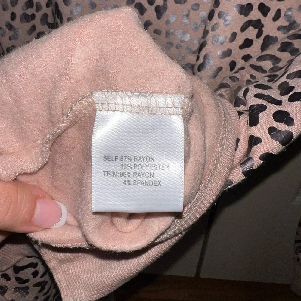 Jane and Delancey Blush Pink Cheetah Print Soft Sweatshirt Size Small - Picture 7 of 10
